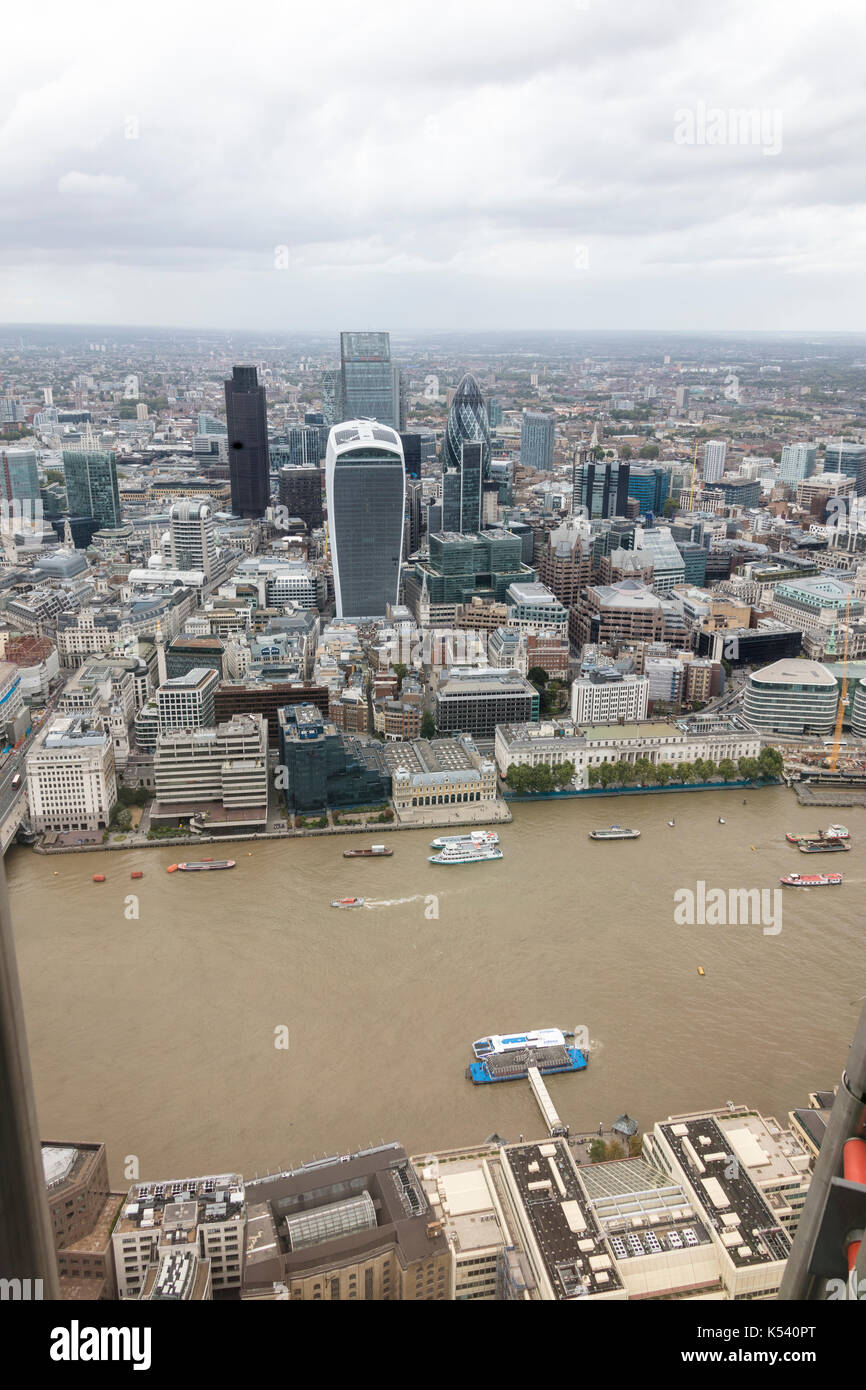 Blick auf die Stadt und den Fluss Themse vom Shard Wolkenkratzer London Vereinigtes Königreich Stockfoto