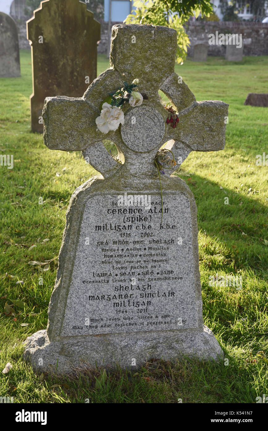 Der Spike Milligan Grabstein mit der Inschrift "Ich habe euch gesagt, dass ich krank war" in Gälisch geschrieben, Thomaskirche, Winchelsea, East Sussex. DE Stockfoto