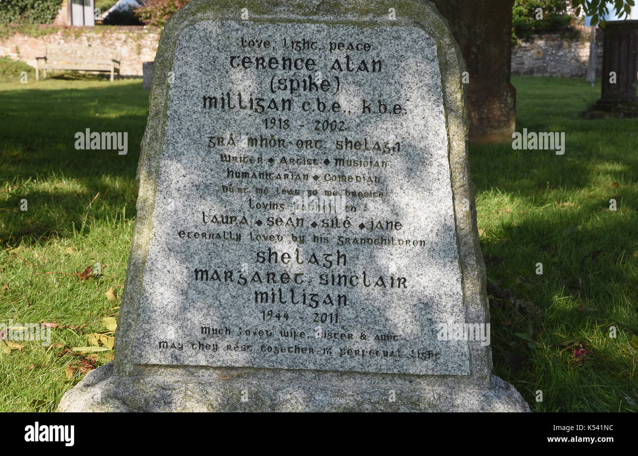 Der Spike Milligan Grabstein mit der Inschrift "Ich habe euch gesagt, dass ich krank war" in Gälisch geschrieben, Thomaskirche, Winchelsea, East Sussex. Großbritannien Stockfoto