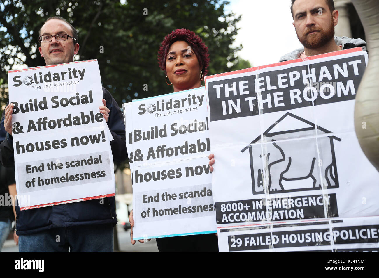 Die Wohnungslosigkeit Mitkämpfer Solidarität" außerhalb des Custom House in Dublin als lokale Behörde Leiter treffen Wohnungswesen Eoghan Murphy und Taoiseach Leo Varadkar die Immobilienkrise zu diskutieren. Stockfoto