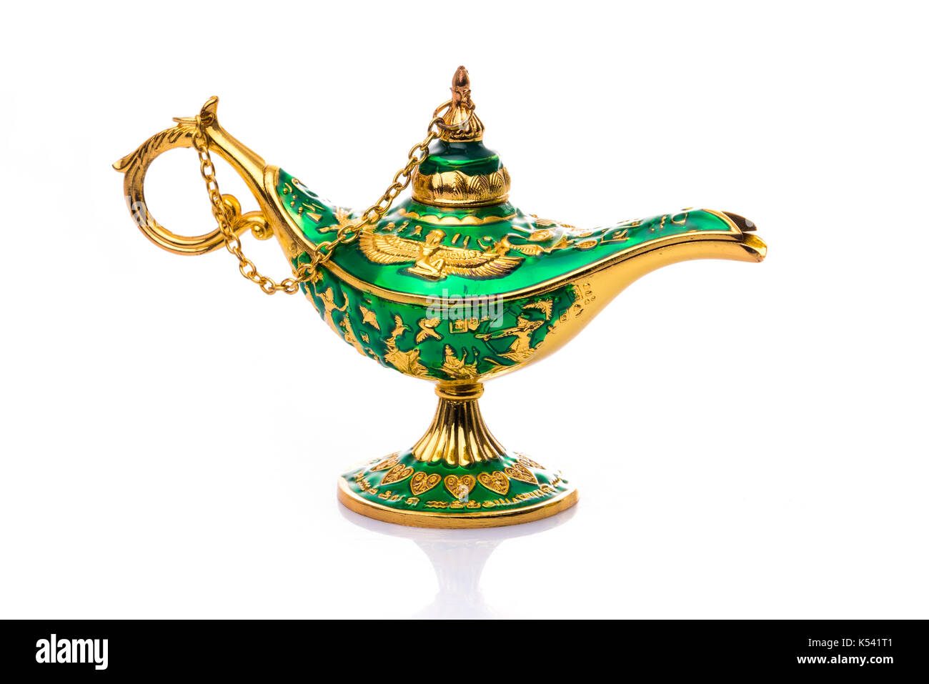Vintage Lampe von Aladdin. Alte Öllampe. Alte Lampe. Genie Lampe genannt auch Aladins Wunderlampe mit pharaonischen Symbole Stockfoto