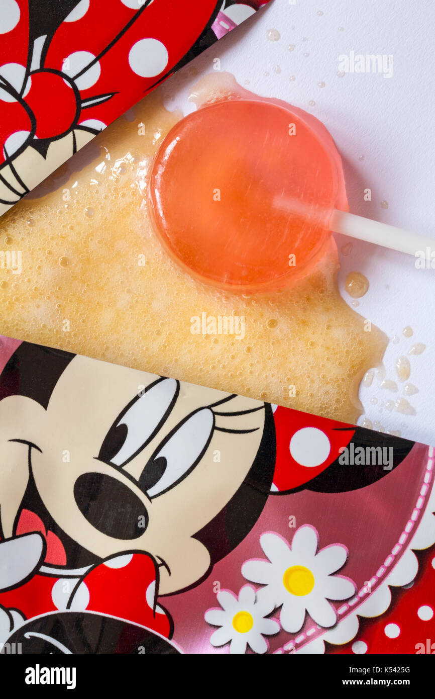 Disney Erdbeeraroma popping Candy mit Lolly Pendelarm geöffnet Inhalt gegangen klebrig auf weißem Hintergrund zu zeigen Stockfoto