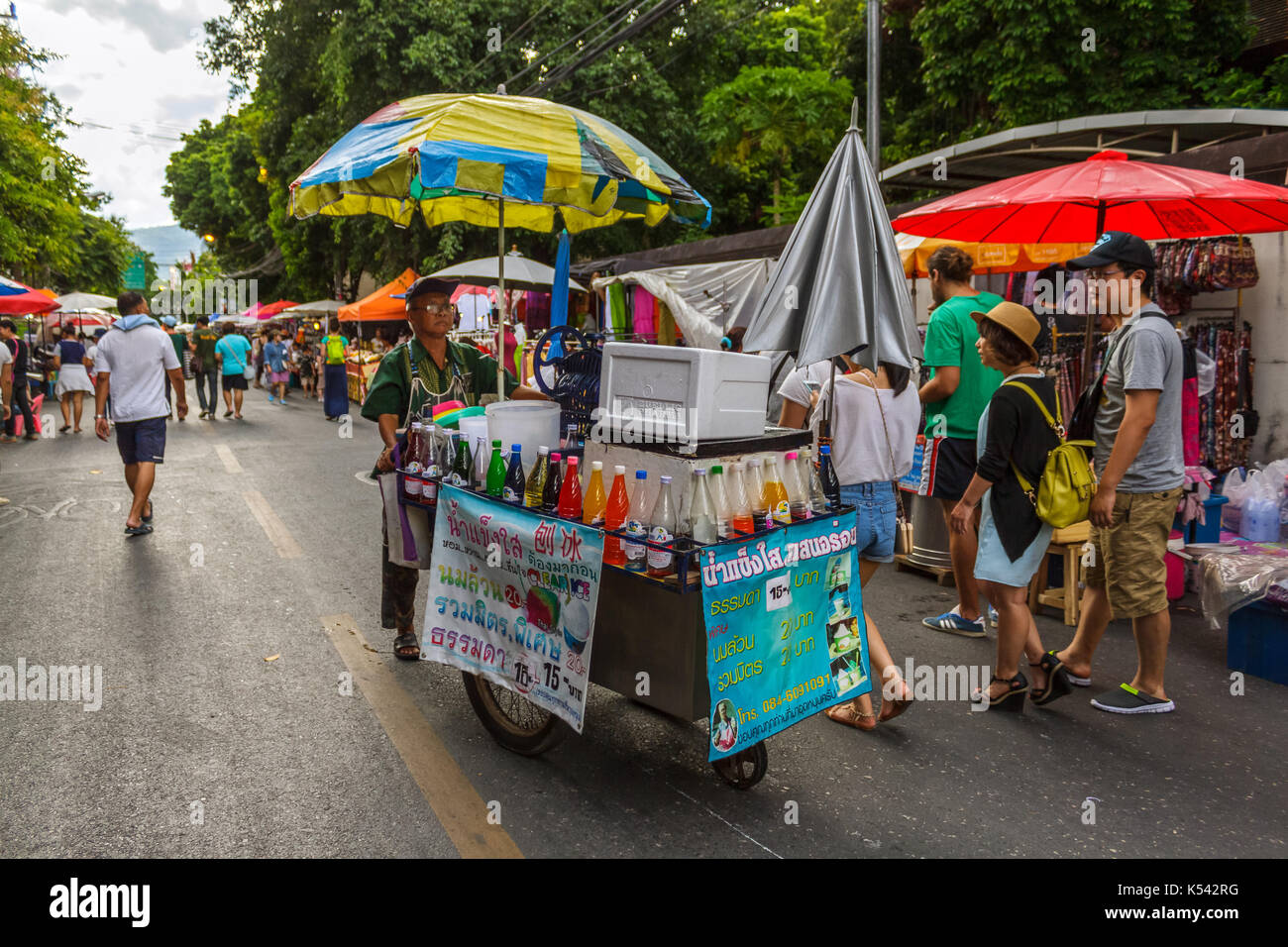 CHIANG MAI, THAILAND - 6/13/2015: Ein Getränk Anbieter drückt seine Karre durch die Sunday Walking Street Market. Stockfoto