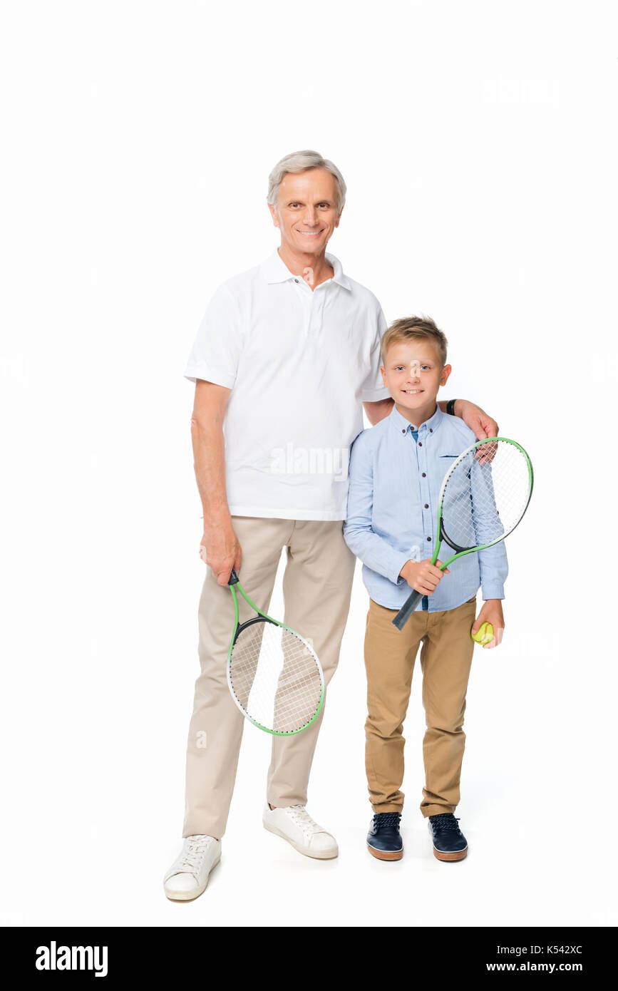 Enkel und Großvater mit Tennis Ausrüstung Stockfoto