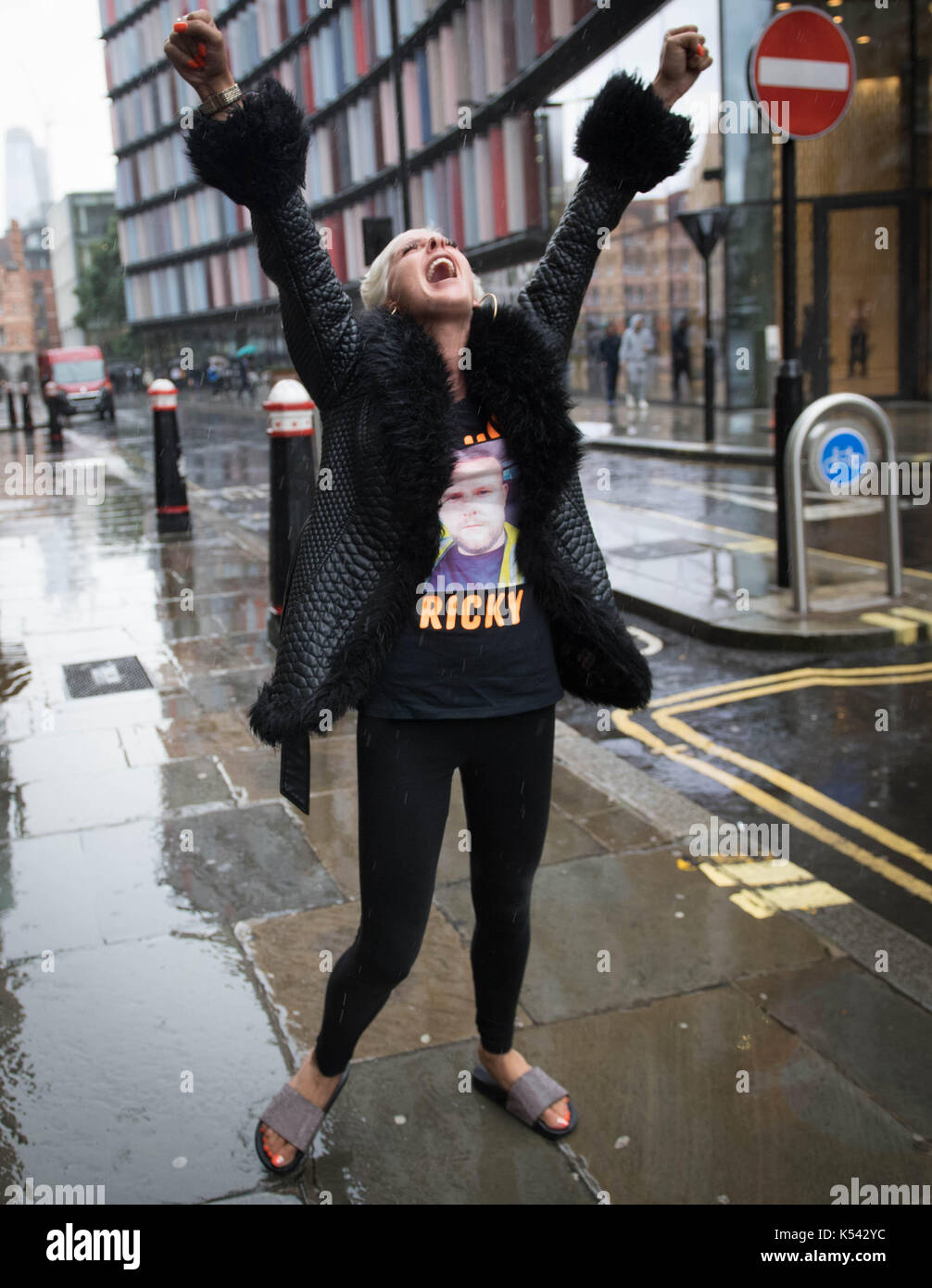 Freund Sian Jones feiert außerhalb des Old Bailey, London, nach Macheten schwingende thug Tommy Roome für 14 Jahre für das Töten von Celebrity minder Ricky Hayden außerhalb seines Hauses inhaftiert wurde. Stockfoto
