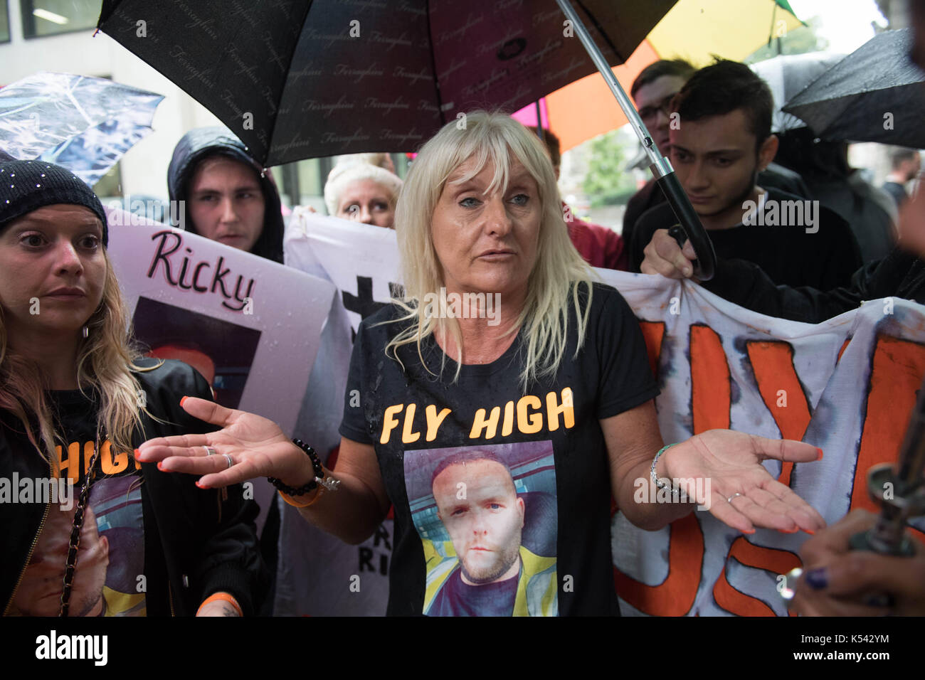 Suzanne Hecken, Mutter von Ricky Hayden, im Gespräch mit den Medien außerhalb des Old Bailey, London, nach Macheten schwingende thug Tommy Roome war für 14 Jahre für das Töten der Berühmtheit minder außerhalb seines Hauses gefangengesetzt. Stockfoto