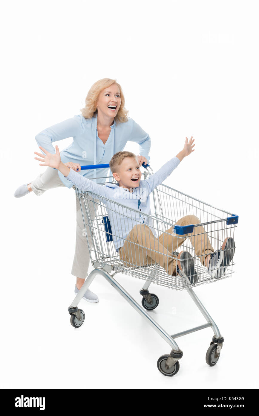 Mutter, Sohn in Warenkorb Stockfoto