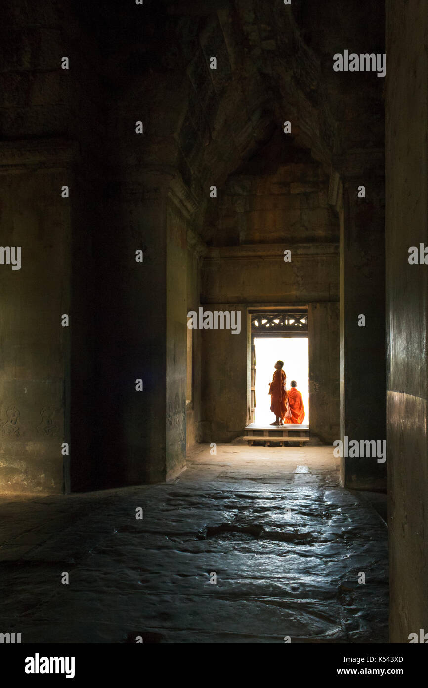 SIEM REAP, Kambodscha - 6/26/2015: Zwei Mönche stehen in der Tür an der Tempel Angkor Wat. Stockfoto