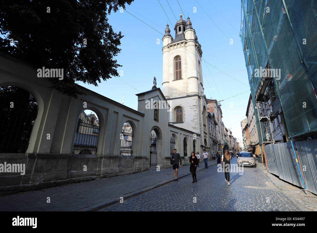 Fußgänger vorbei die armenische Kathedrale auf Virmenska St im Zentrum von Lviv, Ukraine, am 28. August 2017. Die Fläche wird auf der UNESCO-Ihr enthalten Stockfoto
