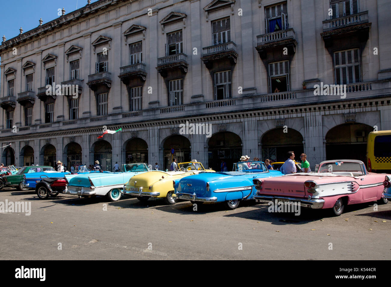 1950er Autos auf einer Straße mitten in Havanna, Kuba in der Karibik geparkt. Stockfoto