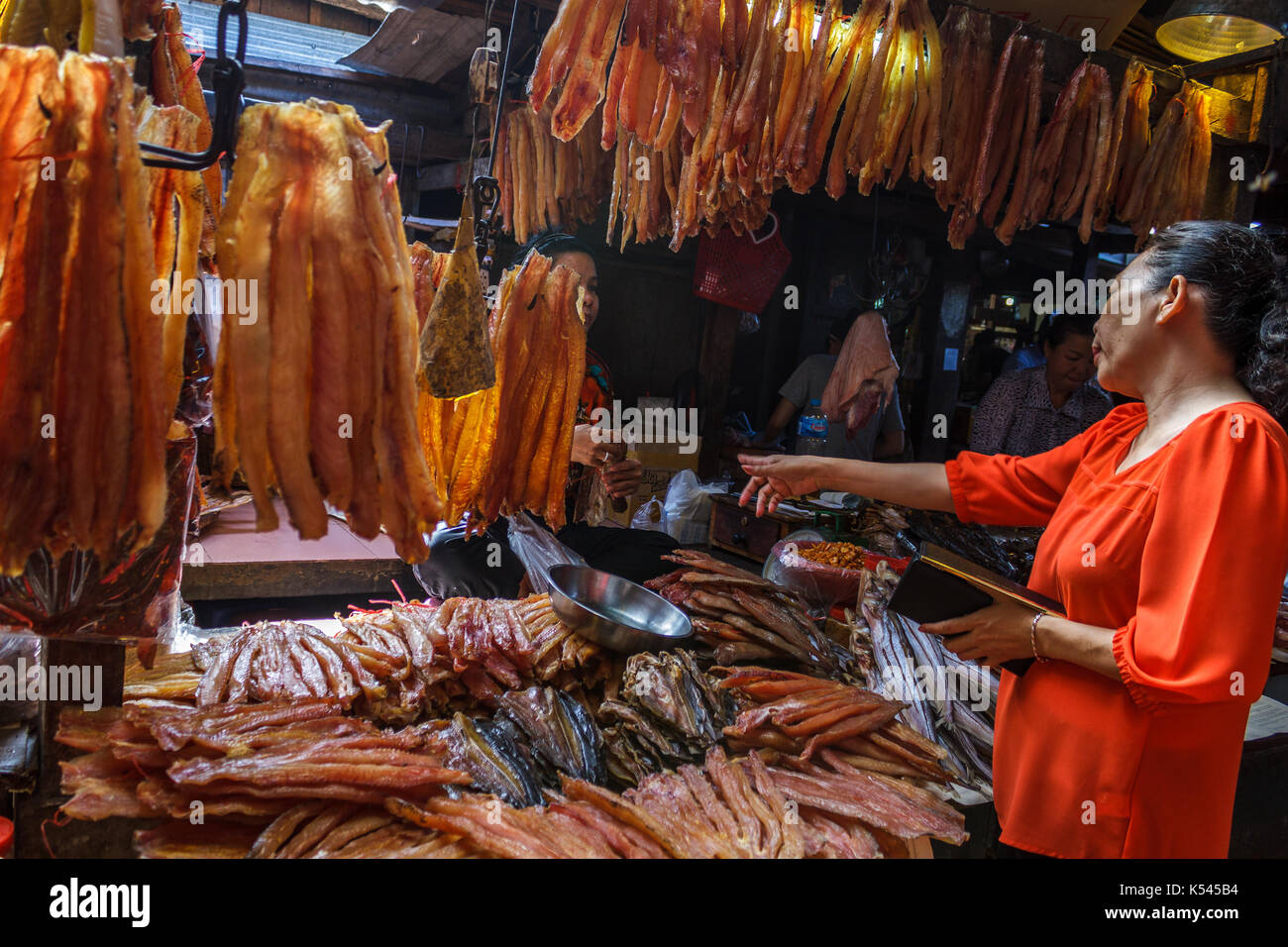 PHNOM PENH, Kambodscha - August 11, 2015: Ein Kunde spricht mit einem Fleisch Anbieter auf dem russischen Markt in Phnom Penh. Stockfoto