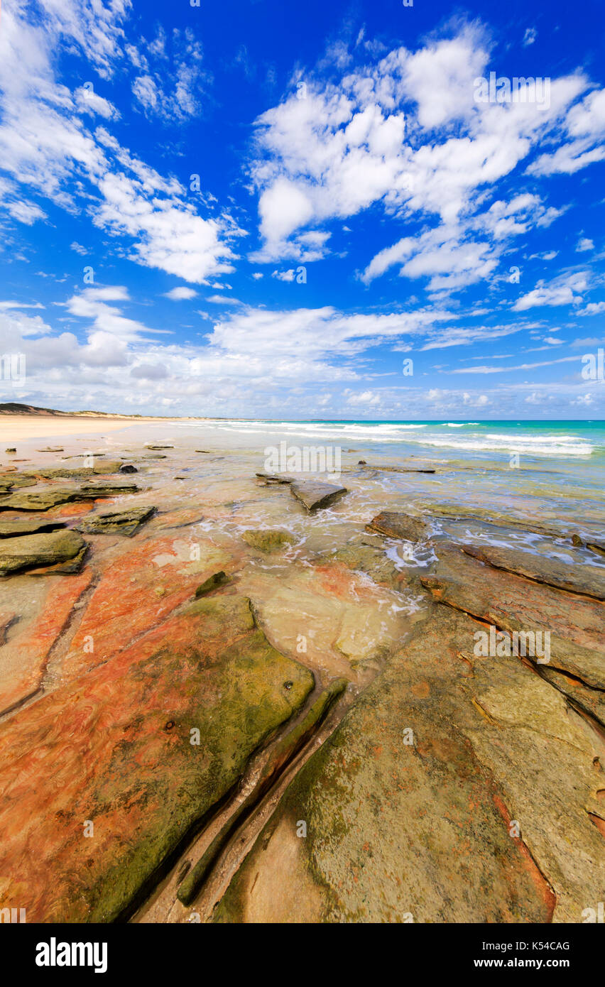 Sandsteinfelsen am nördlichen Rand des Cable Beach in Broome, Western Australia Stockfoto
