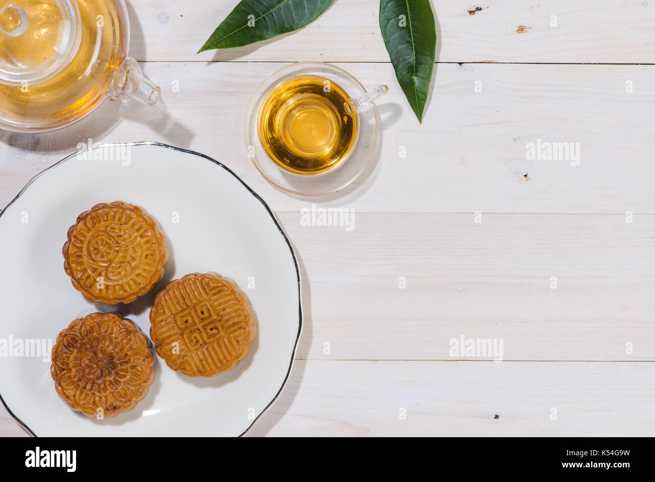 Mooncake und Tee, chinesische Mitte Herbst Festival Essen. Ansicht von oben Stockfoto