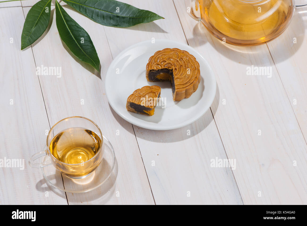 Retro-Vintage-Stil Chinesisch Mitte Herbst Festival Lebensmittel. Traditionelle Mooncakes am gedeckten Tisch Stockfoto