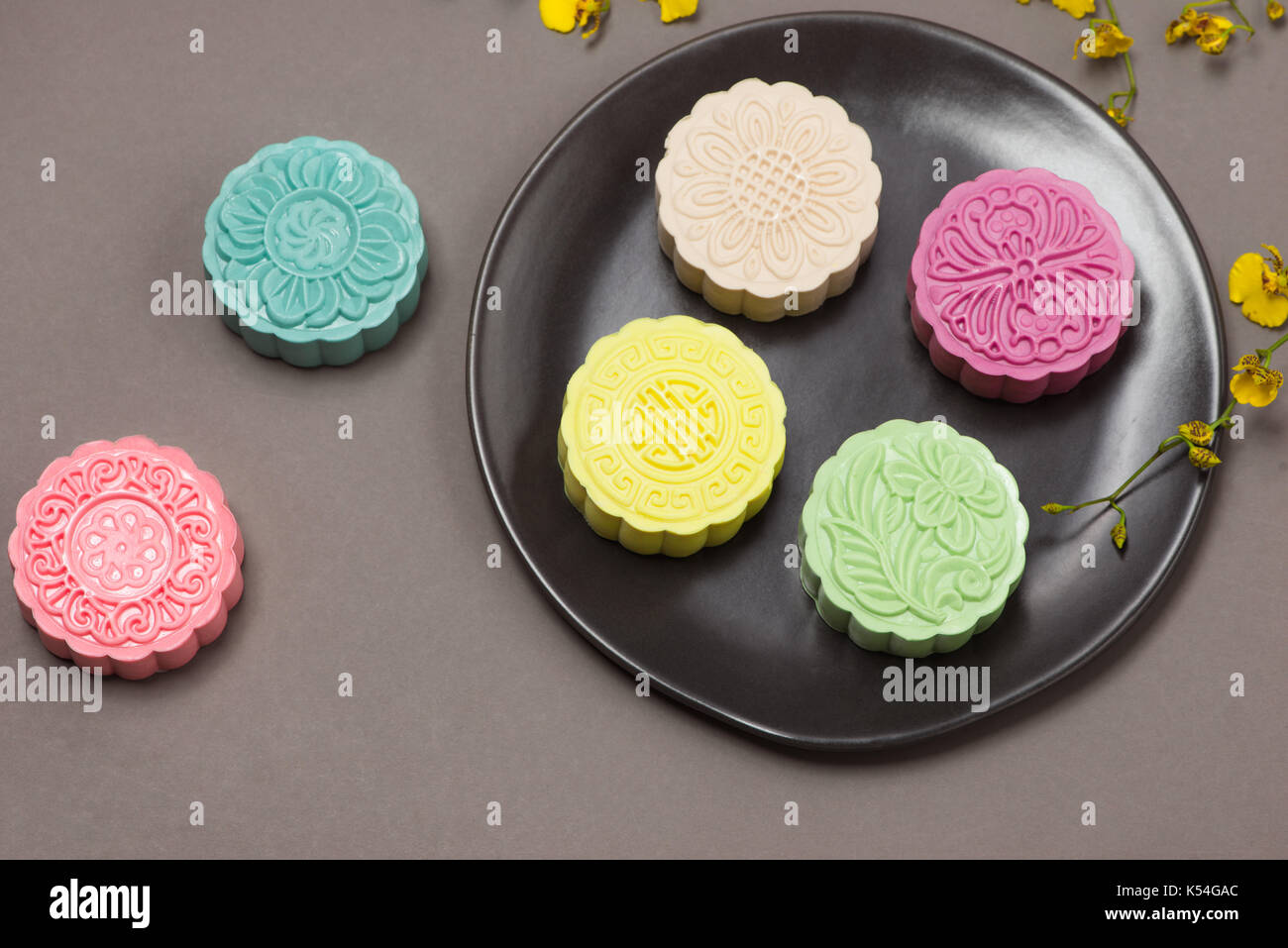 Traditionelle Chinesische mid Autumn Festival essen. Snowy Haut mooncakes. Die chinesische Wörter auf der Mooncakes ist grüner Tee mit roten Bohnen Paste, edle Freude Stockfoto