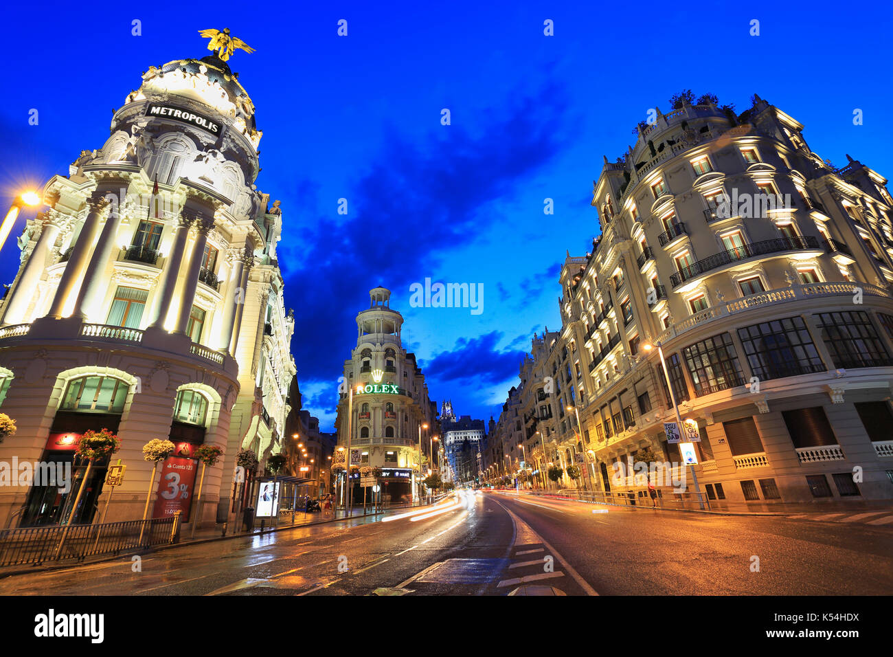 MADRID, Spanien - 25. Juli 2017: Gran Vía ist ein gehobenes Einkaufsstraße befindet sich im Zentrum von Madrid. Bekannt als die spanische Broadway. Stockfoto