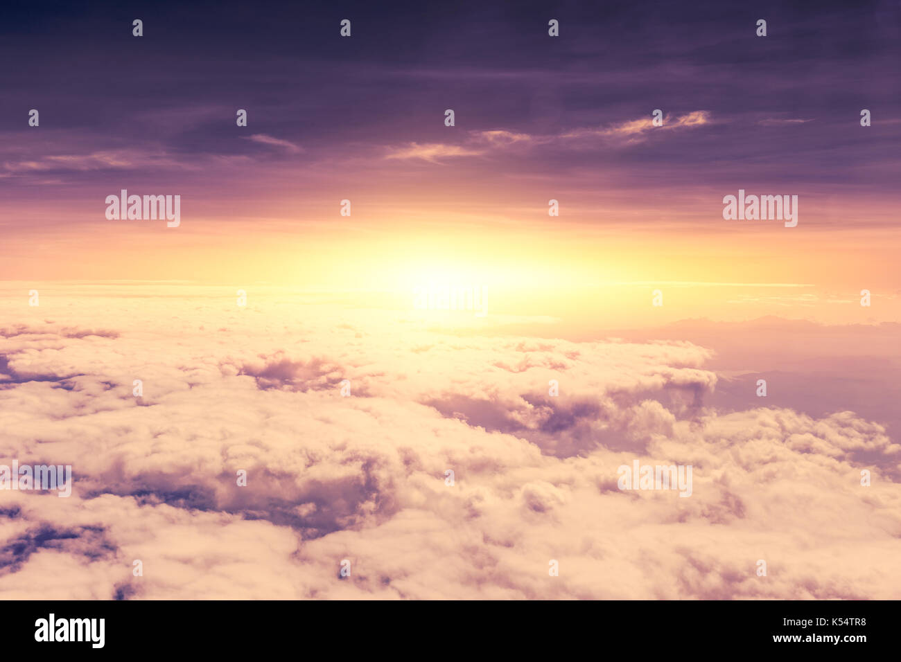Violett Dämmerung Himmel mit Wolken Stockfoto
