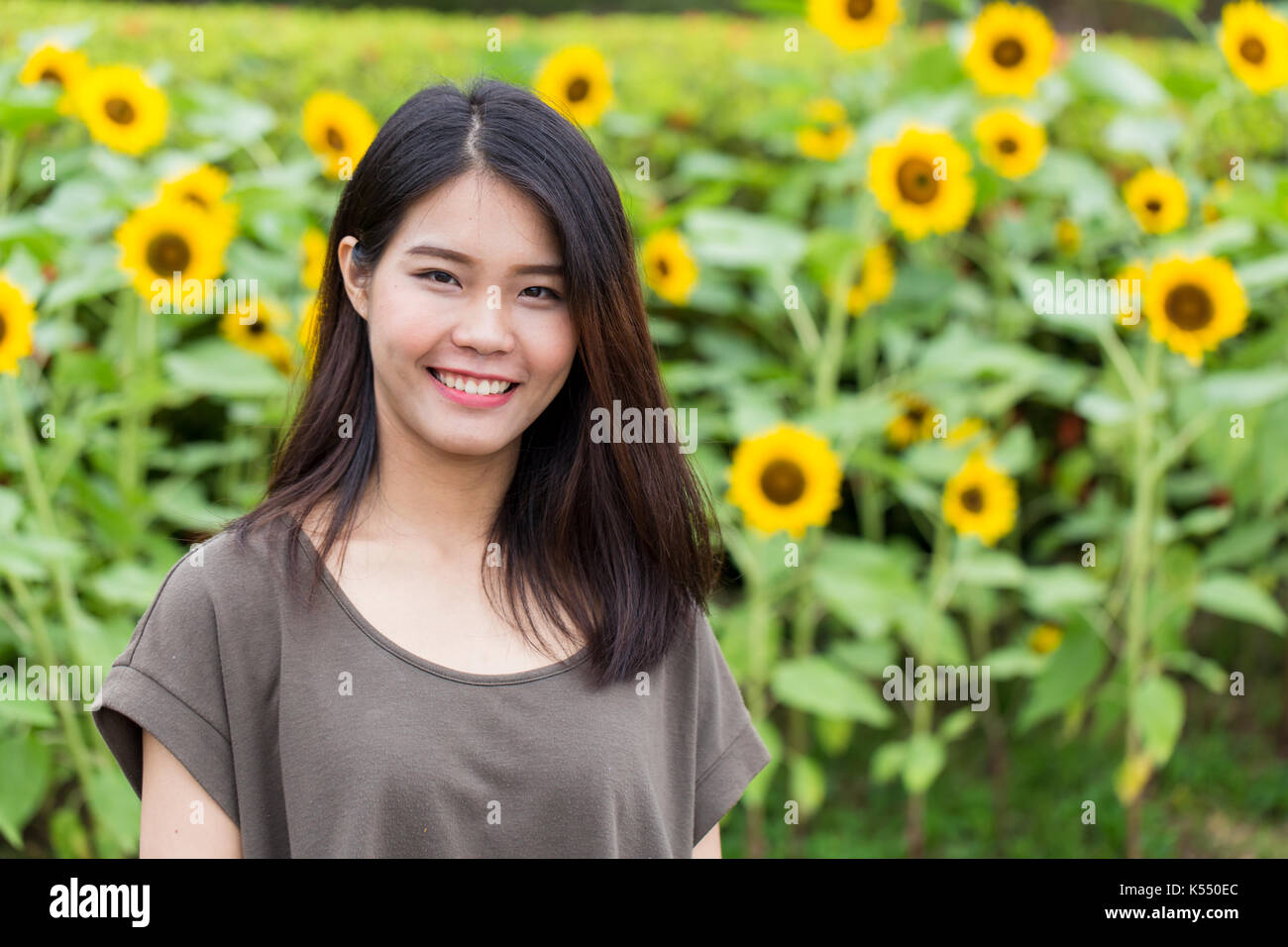 Cute portrait asiatische Thai jugendlich Lächeln mit Sonnenblumen mit kopieren. Stockfoto