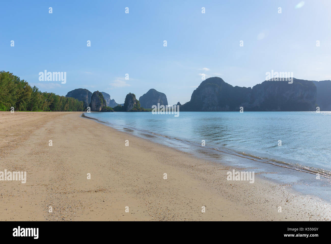Thailand ist und das Meer Strand sand sun Tageslicht Berglandschaft für Design Postkarten und Kalender Hintergrund. Stockfoto