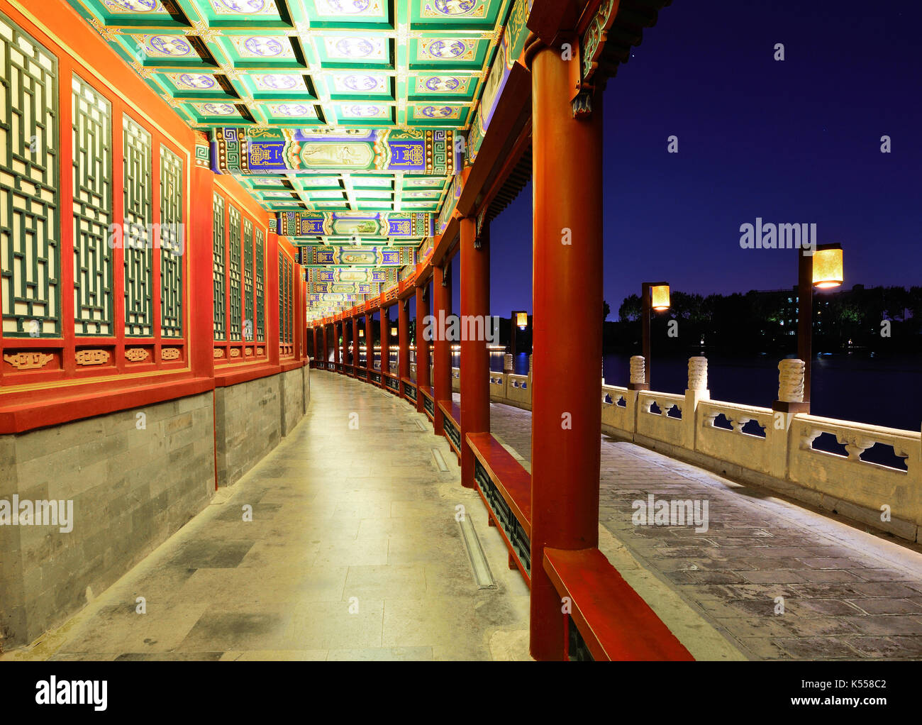 Beihai Park Gebäude bei Nacht in Peking, China. Stockfoto