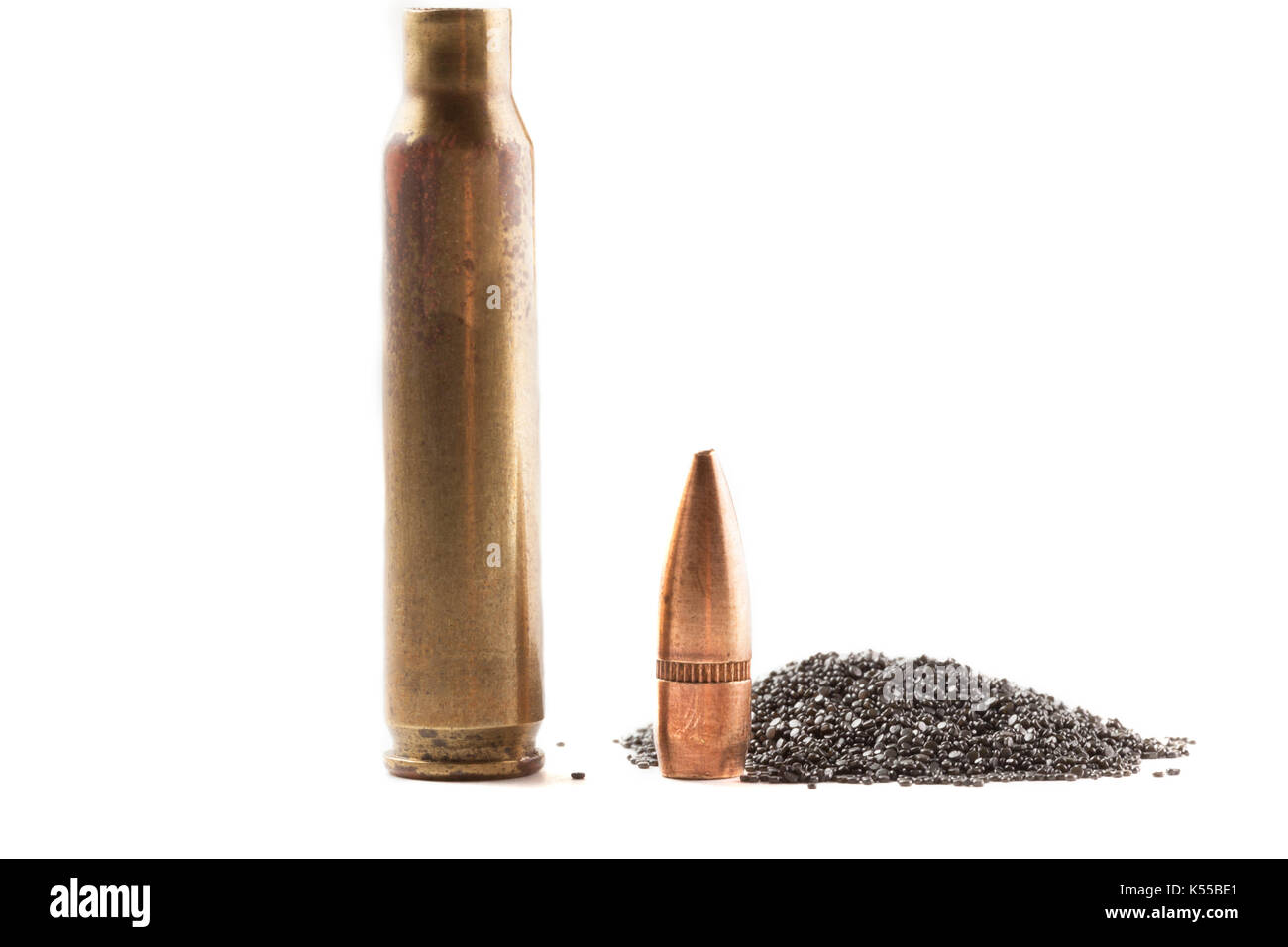 Rifle Bullet und Shel in der Nähe von Pile von Schießpulver auf Weiß isoliert Stockfoto