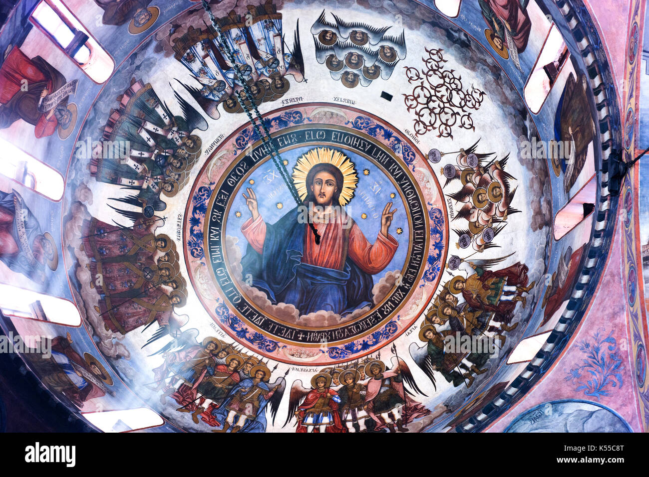 Auf der Suche nach oben in die Kuppel des Bachkovo Kloster, eines der ältesten Orthodoxen Klöster in Europa, Witz eine Welle von Licht. Stockfoto