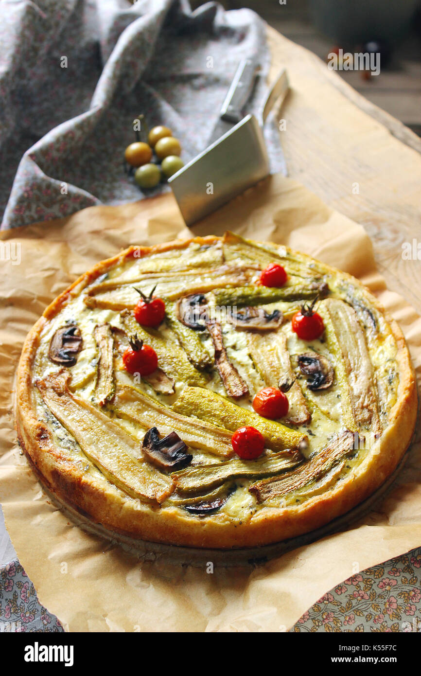 Hausgemachte vegetarische Torte mit farbigen rollte mit Gemüse Stockfoto