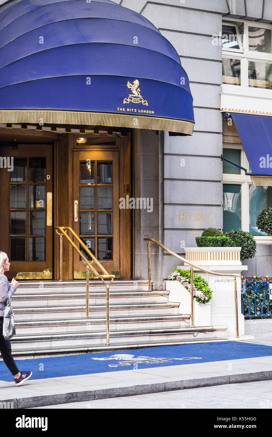 The Ritz London ist ein Denkmalgeschütztes 5-Sterne Hotel in Piccadilly in London, England, Großbritannien entfernt Stockfoto