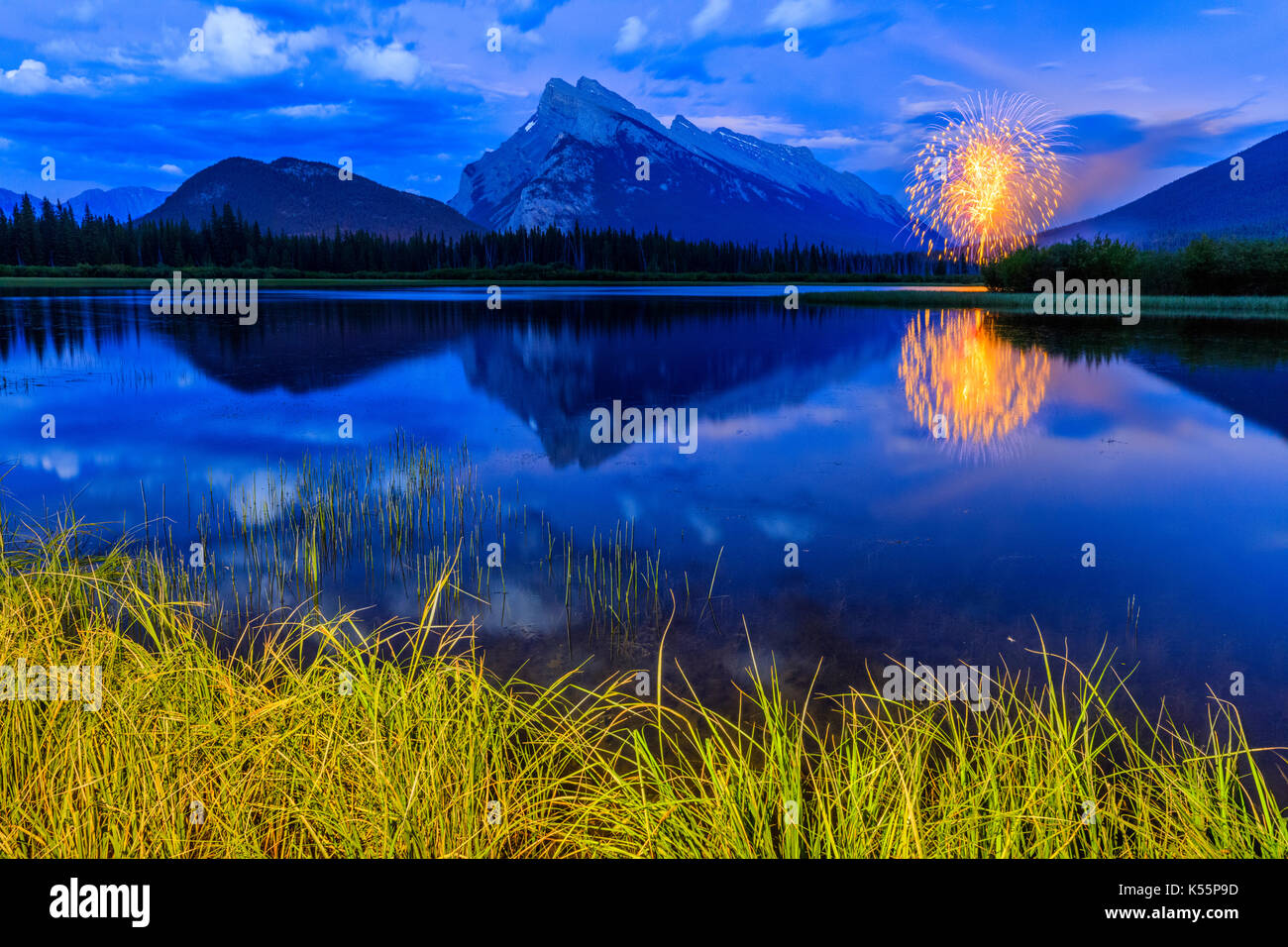 Canada Day Feuerwerk in der Vermilion Lakes im Banff National Park, Alberta, Kanada Stockfoto