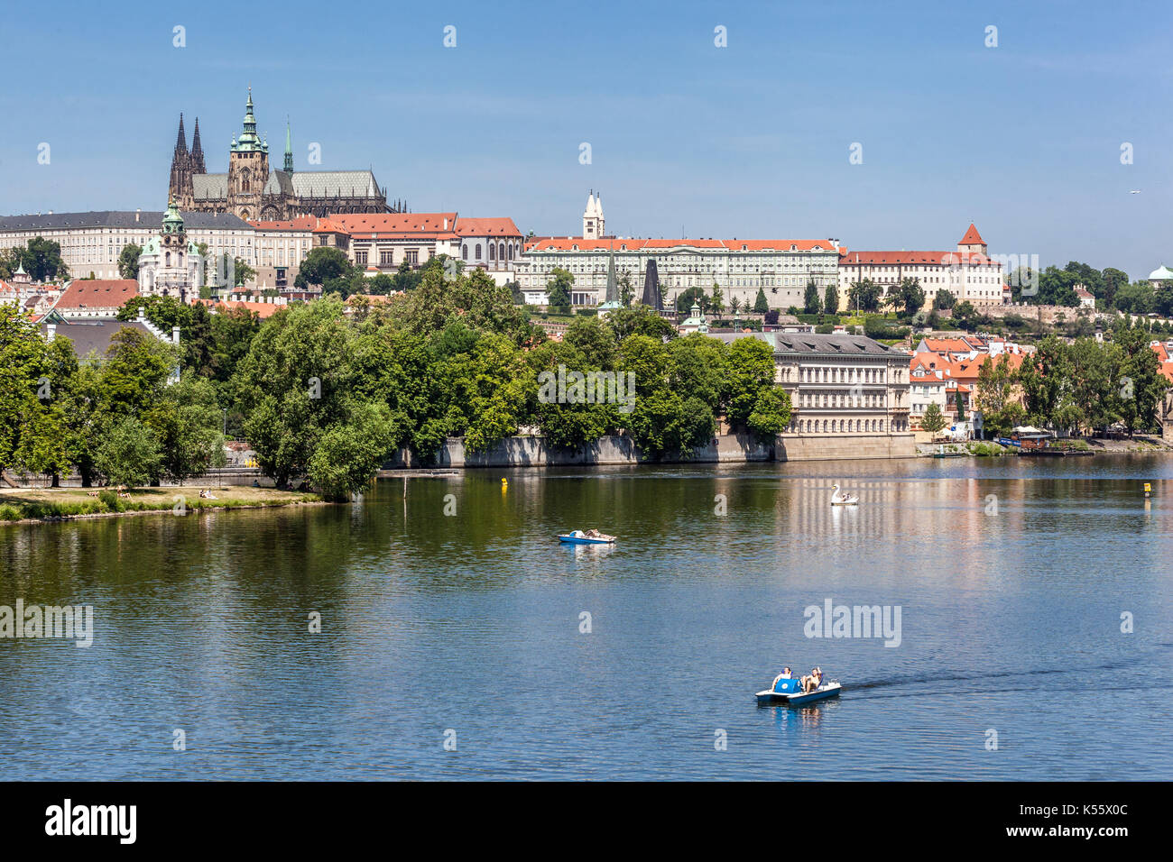 Panorama der Prager Burg Landschaft mit dem Veitsdom über der Moldau, tschechisches Wahrzeichen Stockfoto