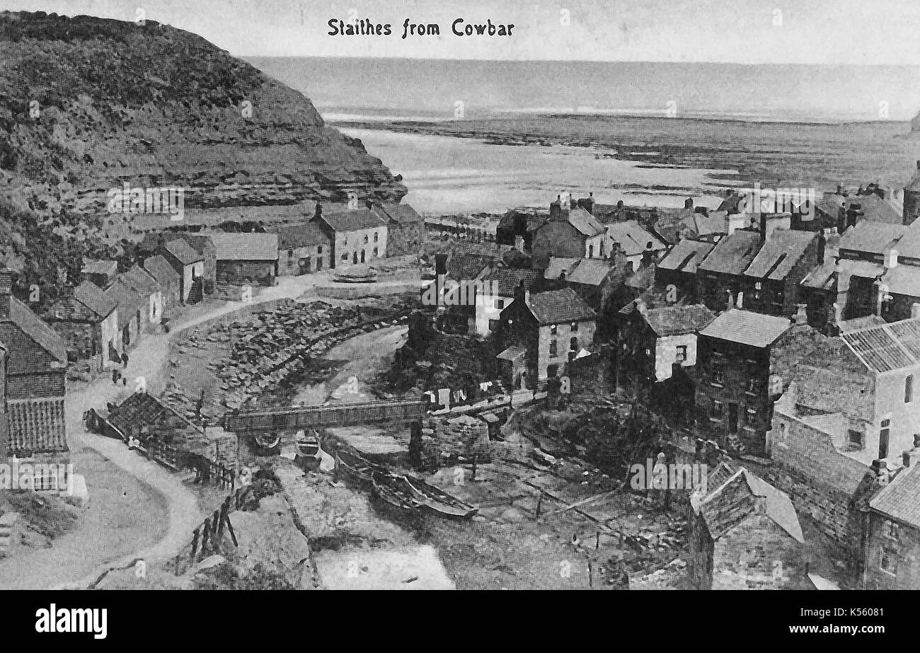 Etwa um 1900 - das Dorf und den Hafen von Staithes Dorf, North Yorkshire, Großbritannien, mit Cowbar auf der linken Seite des Flusses. Stockfoto