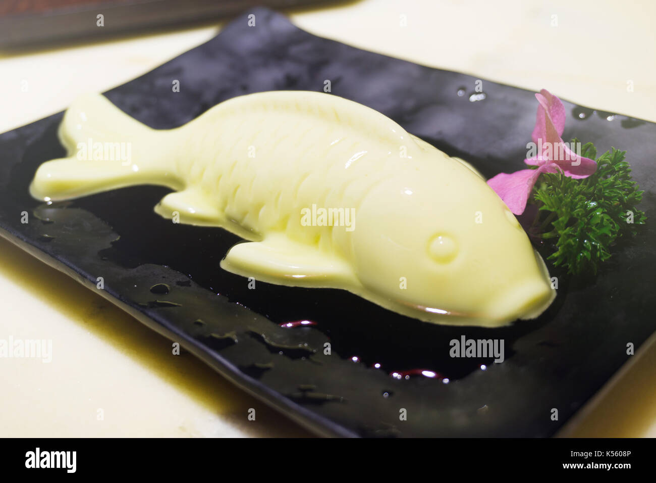 Chinesische traditionelle Frischkäse Pudding mit Fisch Shap Stockfoto