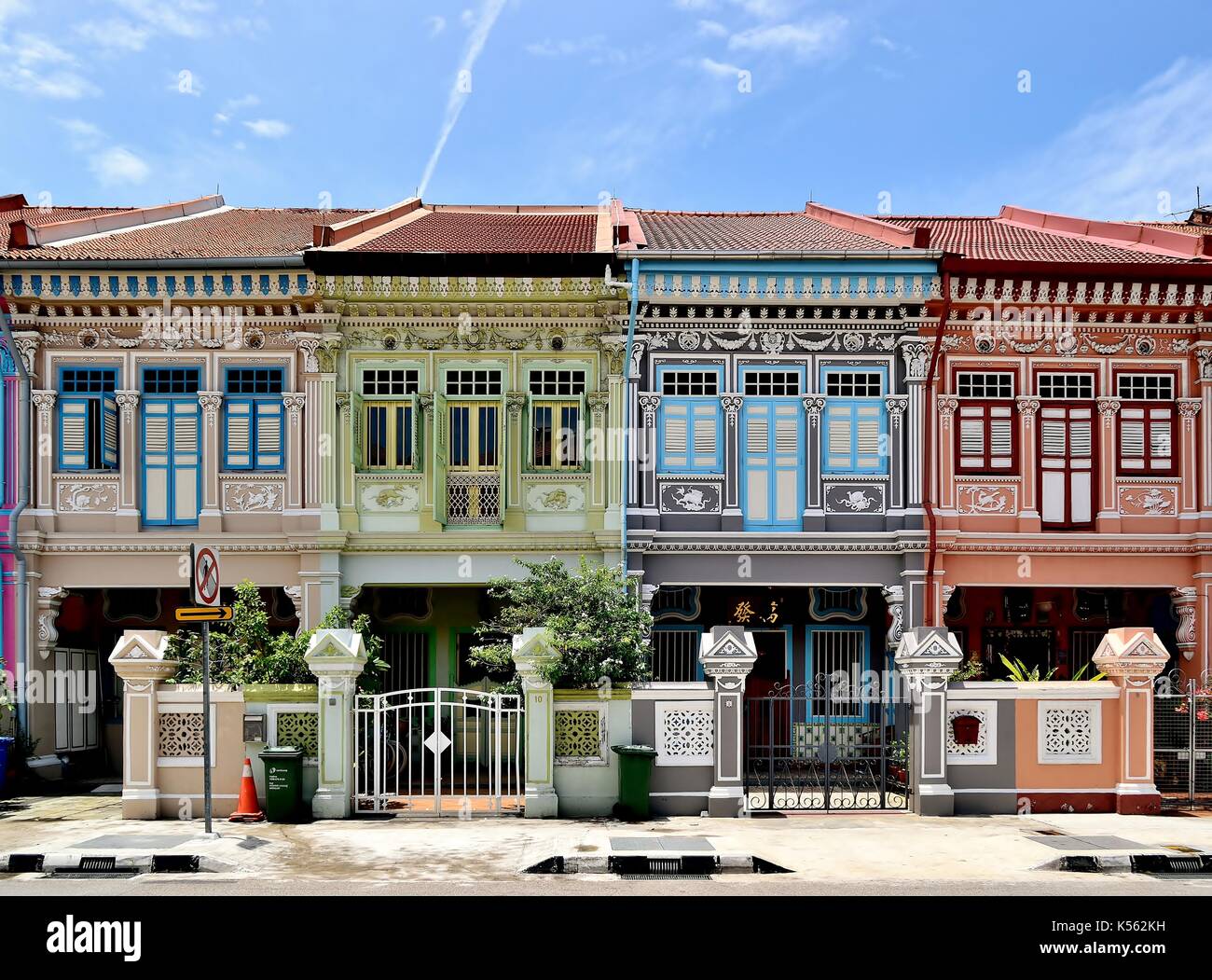 Eine Reihe von vier traditionellen Singapur Peranakan shop Häuser in der historischen Joo Chiat Gegend. Stockfoto