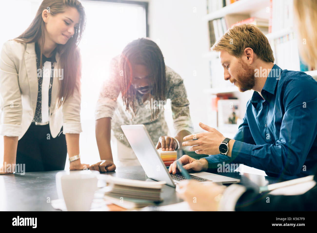 Brainstorming im Büro Stockfoto