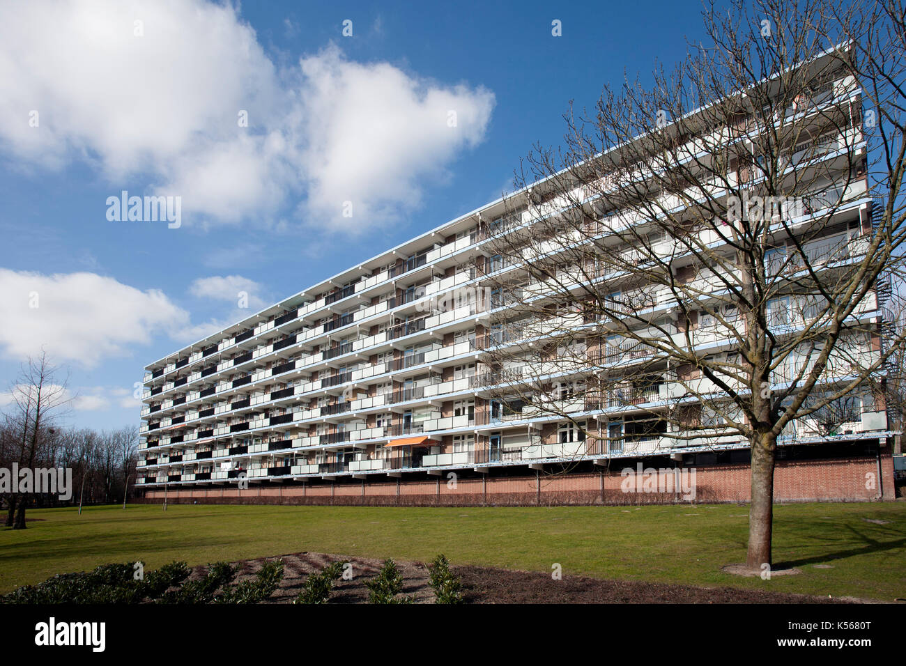 Mehrfamilienhaus aus den 70er Jahren in einer grünen Umgebung. Im Moment eine Menge die Apartments sind im sozialen Wohnungsbau und für die älteren Menschen verwendet. Stockfoto
