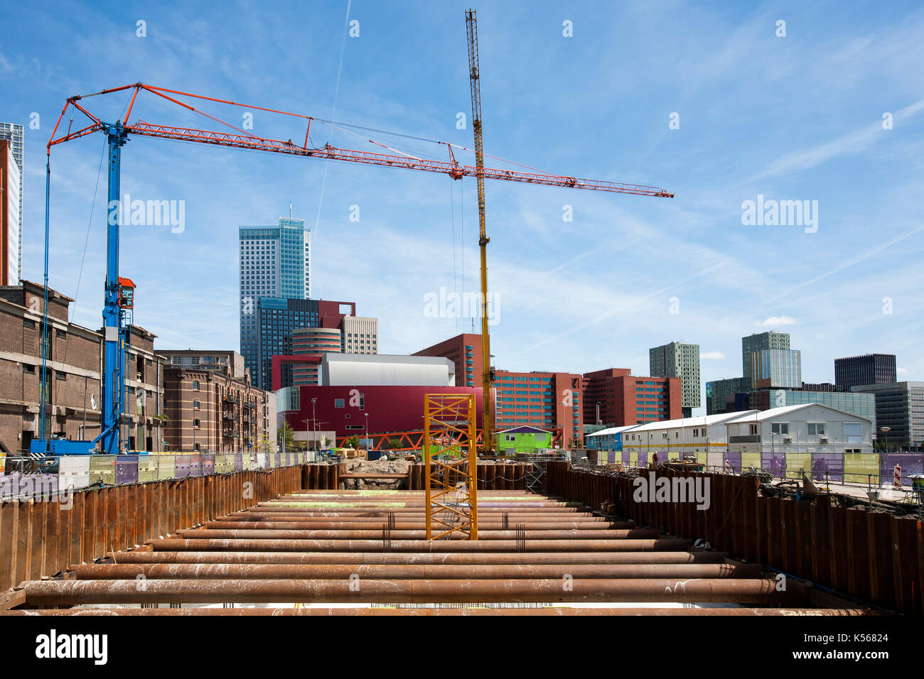 Baustelle mit 2 Kränen in Rotterdam in den Niederlanden. Moderne Architektur und alten Lagerhallen im Hintergrund. Stockfoto