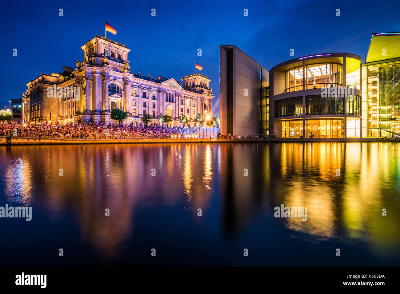 Deutsche Reichstag im Regierungsviertel von Berlin in der Dämmerung Stockfoto