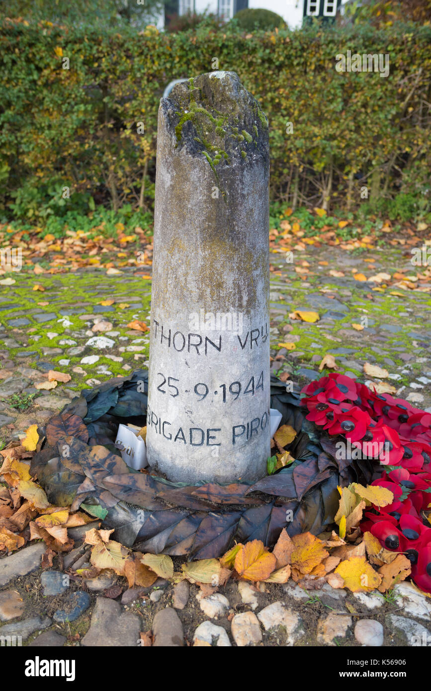 Krieg Gedenkstein in Thorn, einem kleinen Dorf in den südlichen Niederlanden, sagen 'Thorn frei". Stockfoto