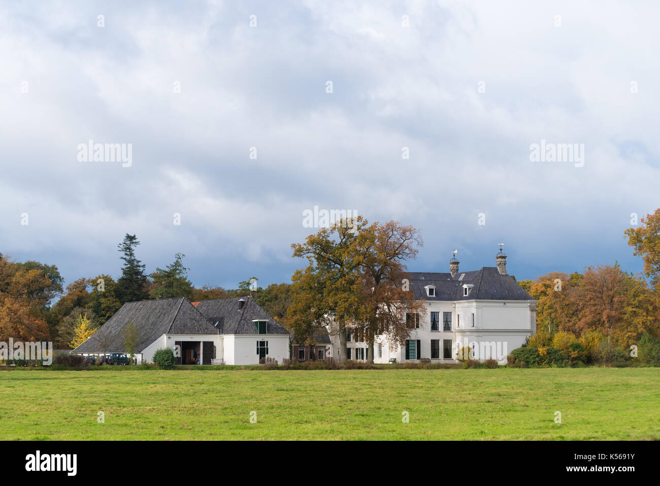 DENEKAMP, Niederlande - 2 November, 2016: singraven Herrenhaus mit klassizistischen Fassade in einer ländlichen Umgebung Stockfoto