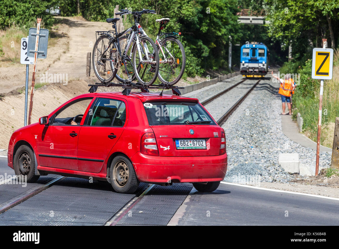 Der Wagen auf der Eisenbahn und der Zug sind bereits im Hintergrund Stockfoto