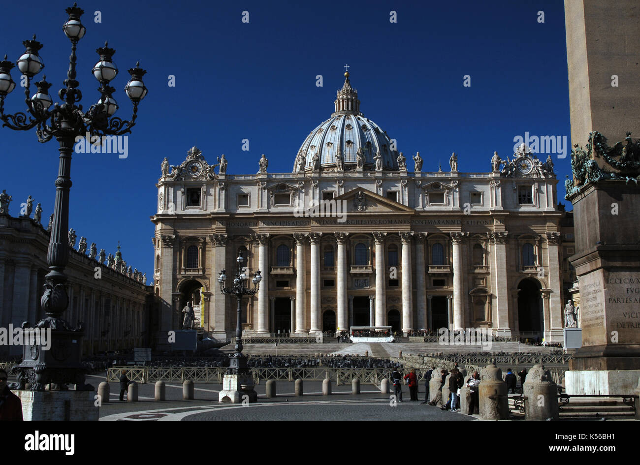 Vatikanstadt. Touristen auf dem Petersplatz und der Basilika von St. Peter. Stockfoto