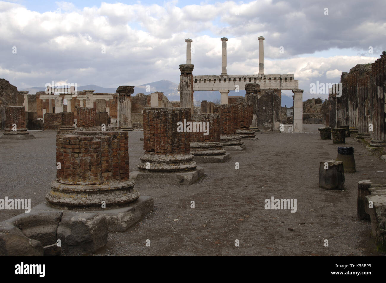 Italien. Pompeji. Ruinen der Basilika (Ende 2.Jh. v. Chr.). Im Hintergrund, Kolonnaden des Forum. Stockfoto