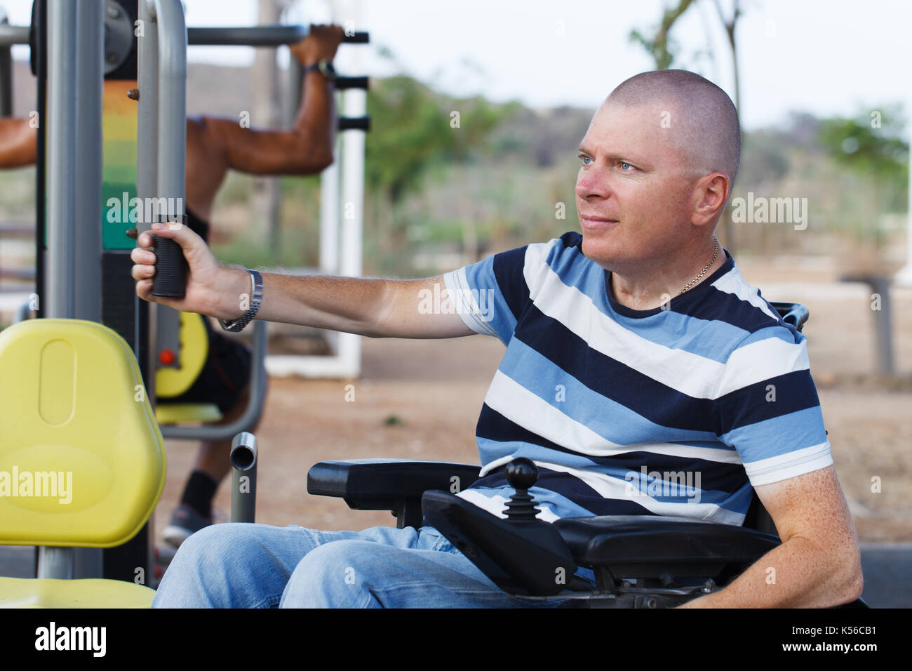 Behinderte Menschen aus der Arbeit mit Trainer. Stockfoto