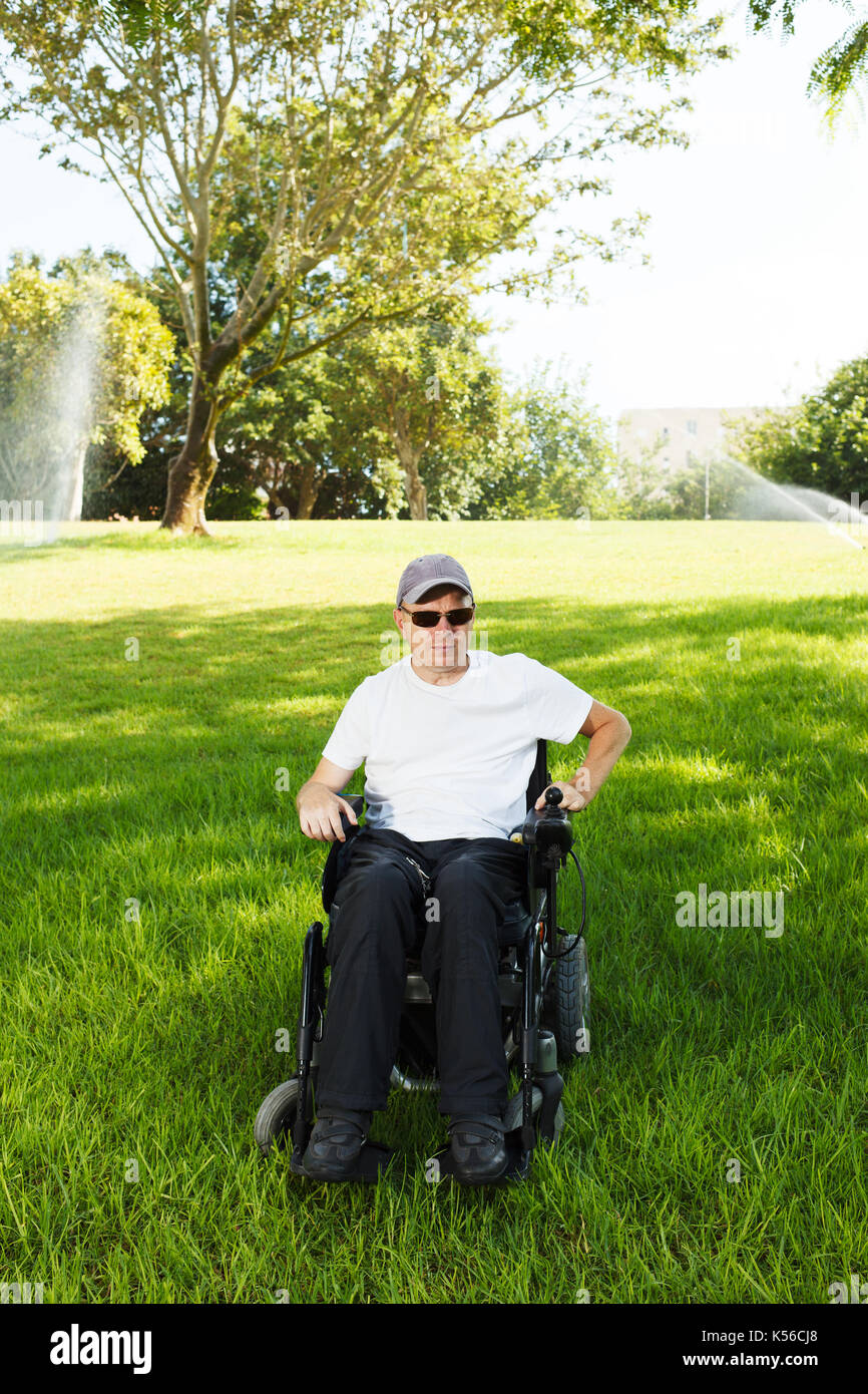 Behinderte Menschen im Rollstuhl zeigt Freiheit Stockfoto