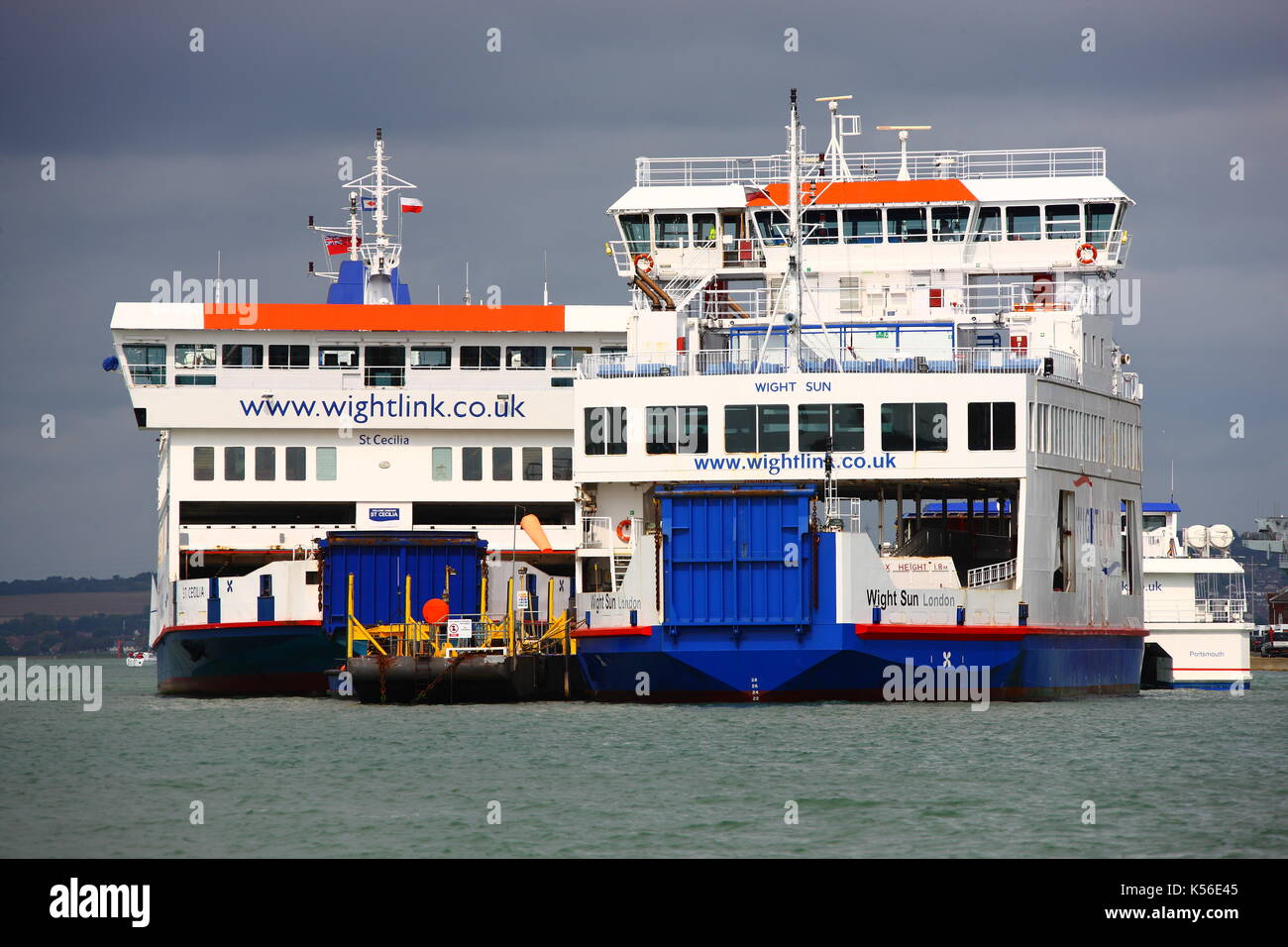 Zwei Isle of Wight Fähren, MV St. Cecilia und MV Wight Sonne, in Portsmouth Harbour gesehen. Stockfoto