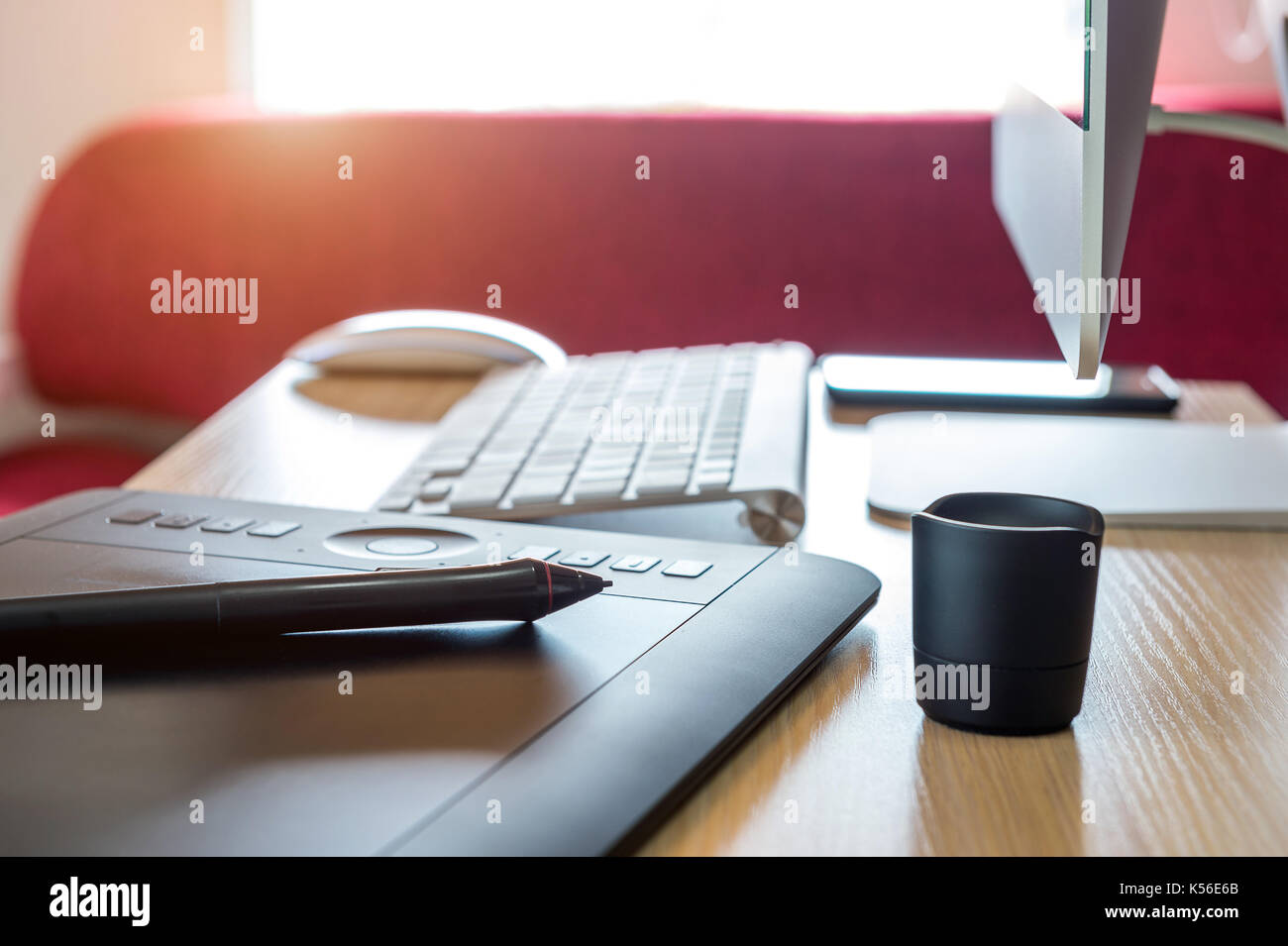 Digitale Zeichnung Tablet und Computer auf dem Schreibtisch Stockfoto