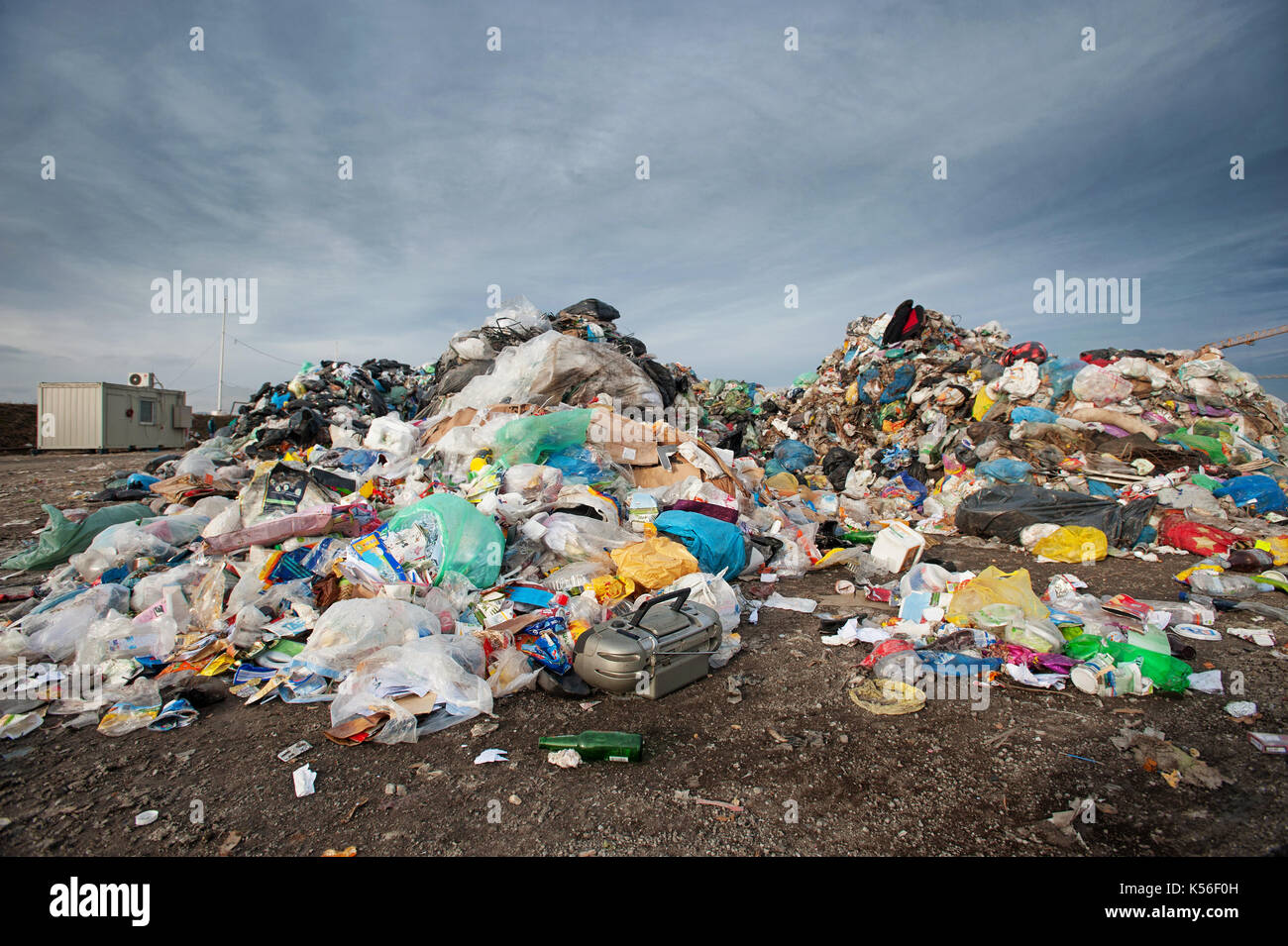 Stapel der Abfälle auf der Deponie der Stadt. Abfallwirtschaft, Ökologie Konzept Stockfoto