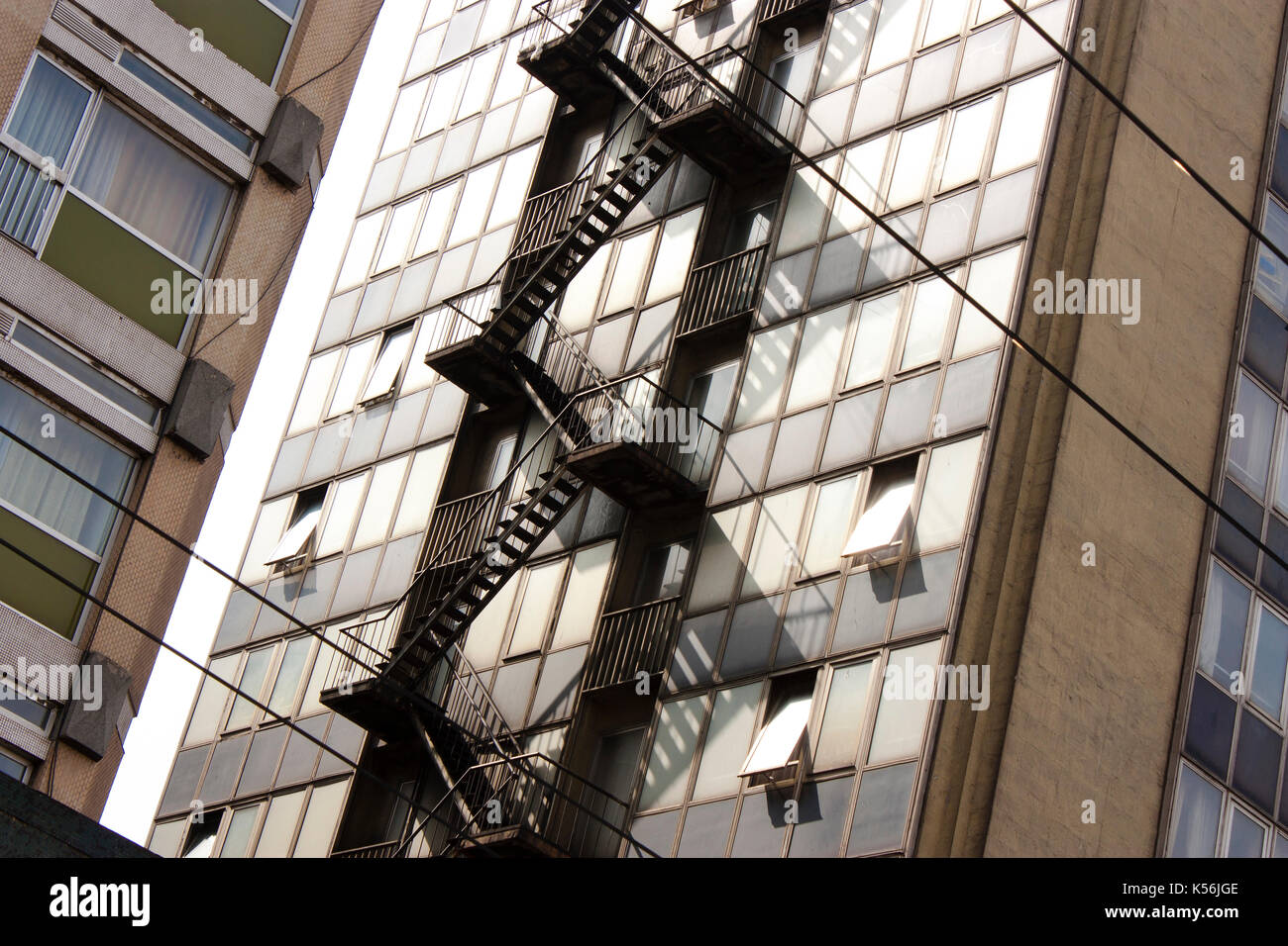 Detail der Fassade mit externen Notausgang - Flucht Treppe Stockfoto
