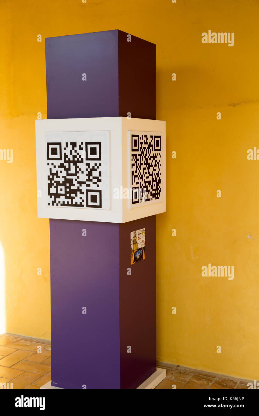 Black And White Cube zeigt Quick-Response-Code oder QR-Code mit einer Website verknüpfen Stockfoto