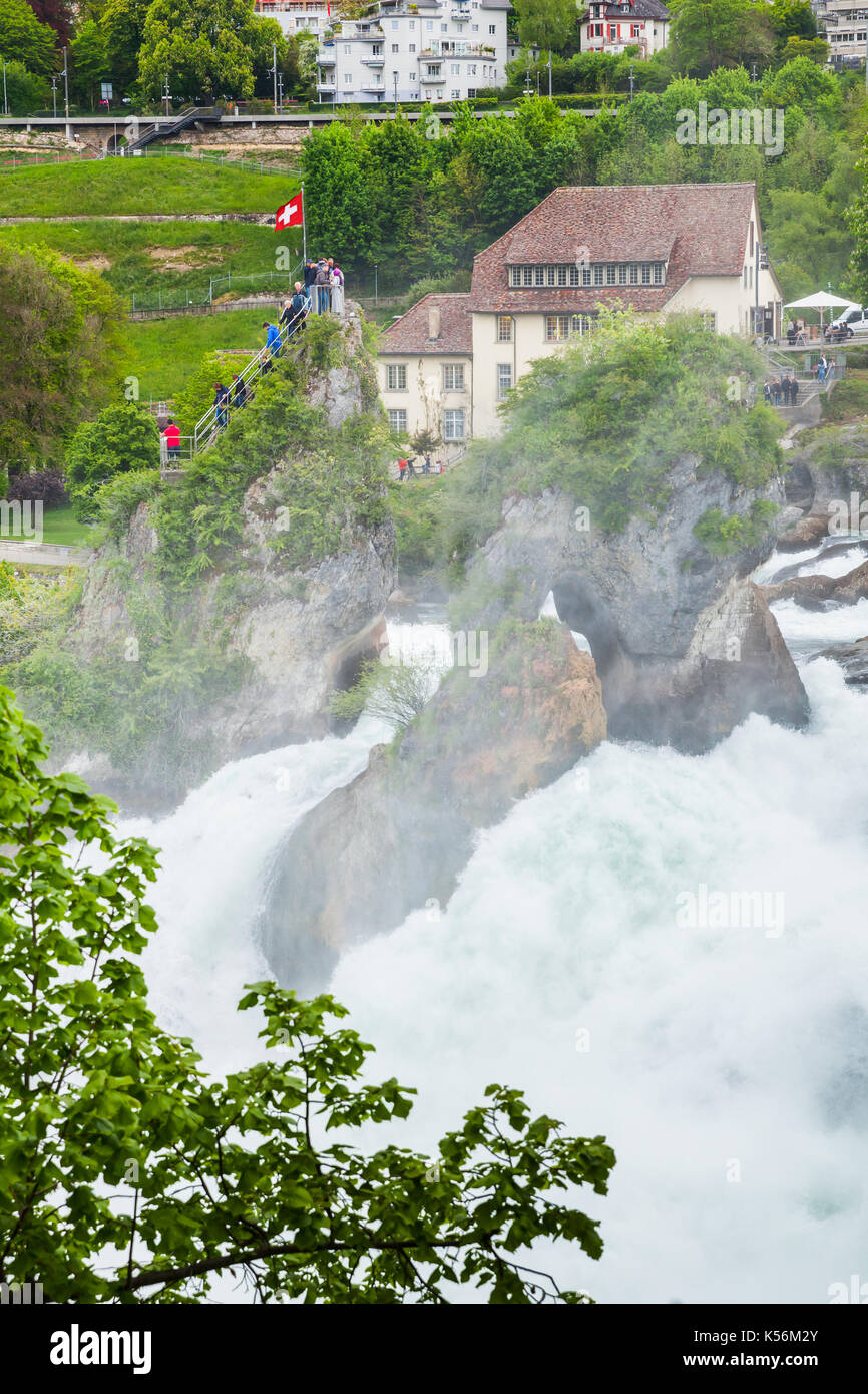 Der Rheinfall vertikale Landschaft. Touristischer Aussichtspunkt mit Flagge auf dem Felsen in schnell fliessenden Fluss Wasser Stockfoto
